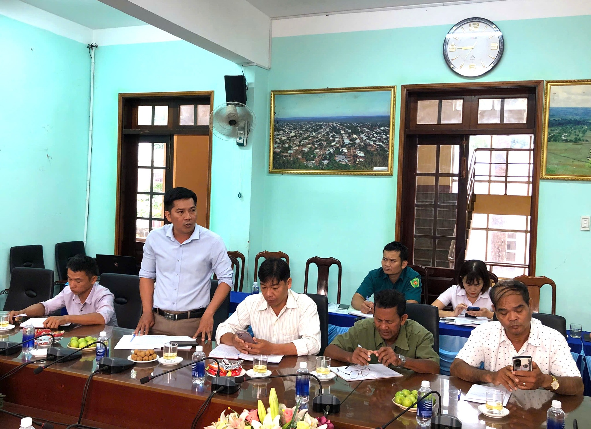 Các Chi bộ thôn, buôn tham gia phát biểu ý kiến tại buổi làm việc với Ban Thường vụ Đảng ủy xã Quảng Phú.
